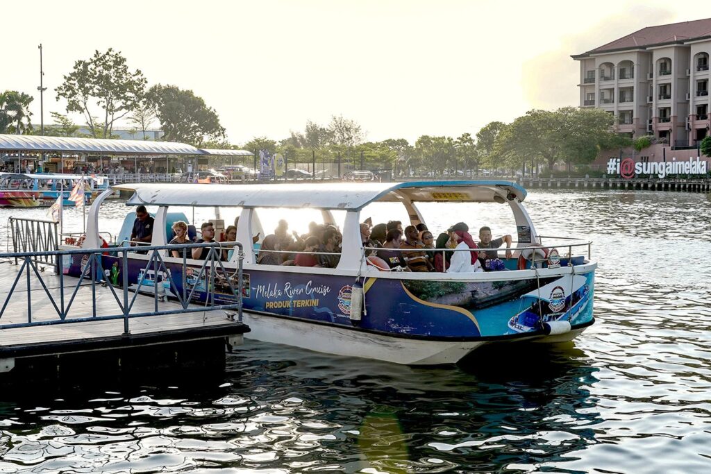 sunset cruise experience malaysia melaka river cruise